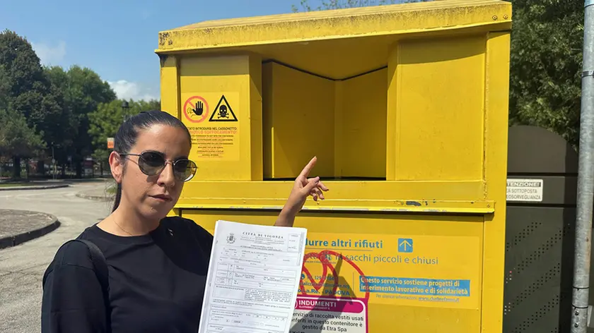 Federica La Torre, 40 anni di Vigonza, multata per aver depositato scorrettamente gli abiti da donare