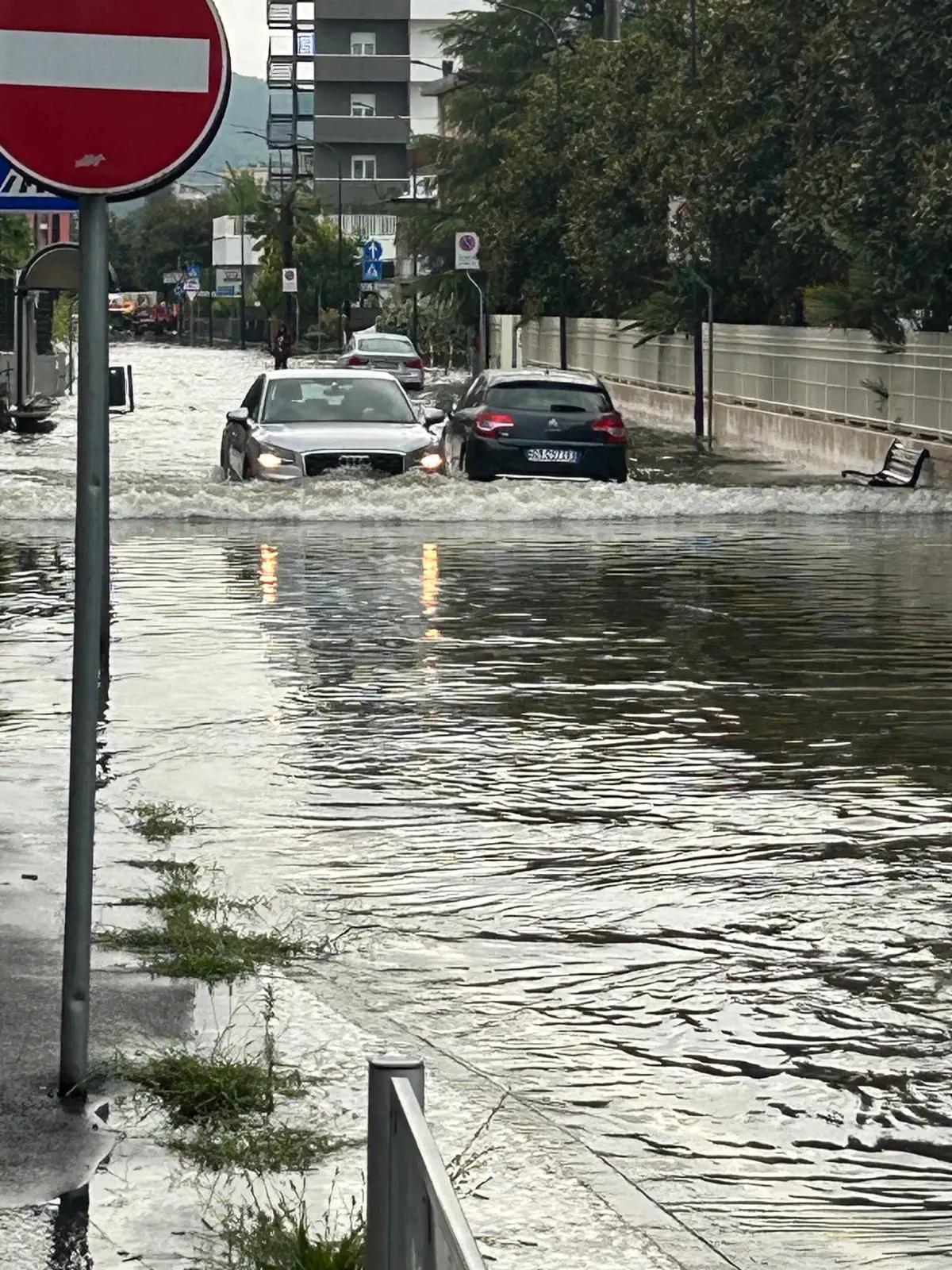Via Primo Maggio ad Abano Terme: la strada è allagata
