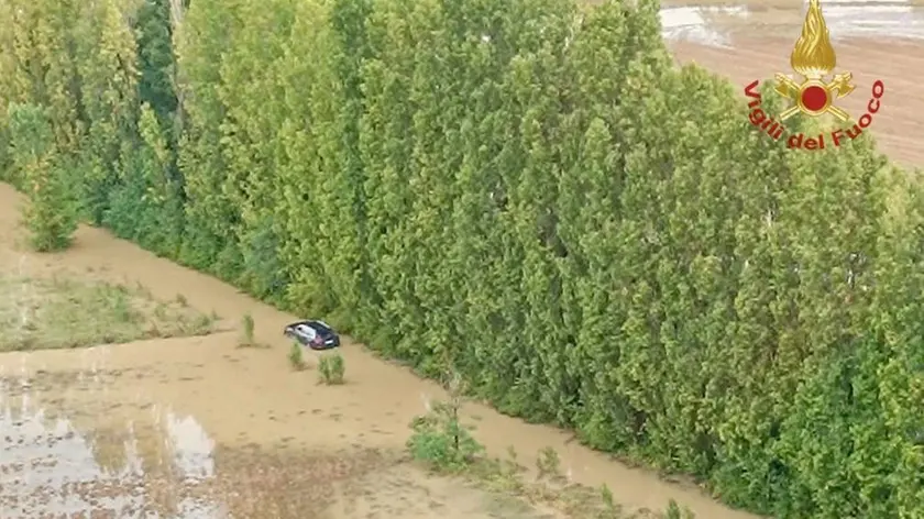 Un'auto rimasta bloccata nell'area allagata