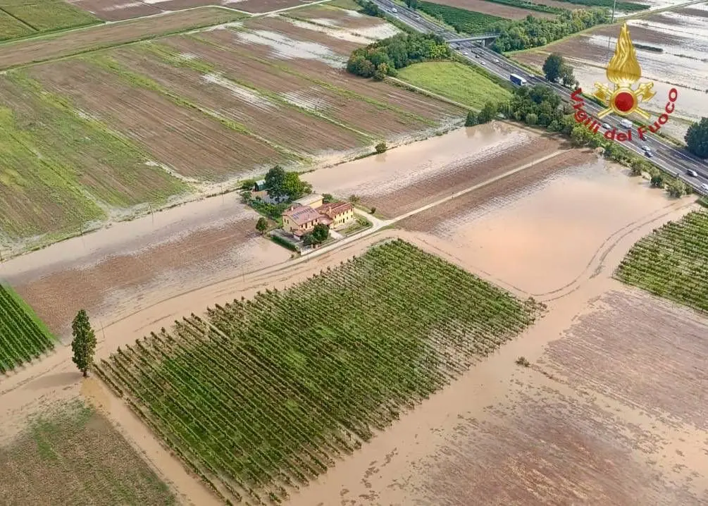 L'areo dei vigili del fuoco di Padova ha sorvolato la zona colpita dal violento maltempo tra la mezzanotte di mercoledì 20 agosto e le 10 dei giovedì 21.