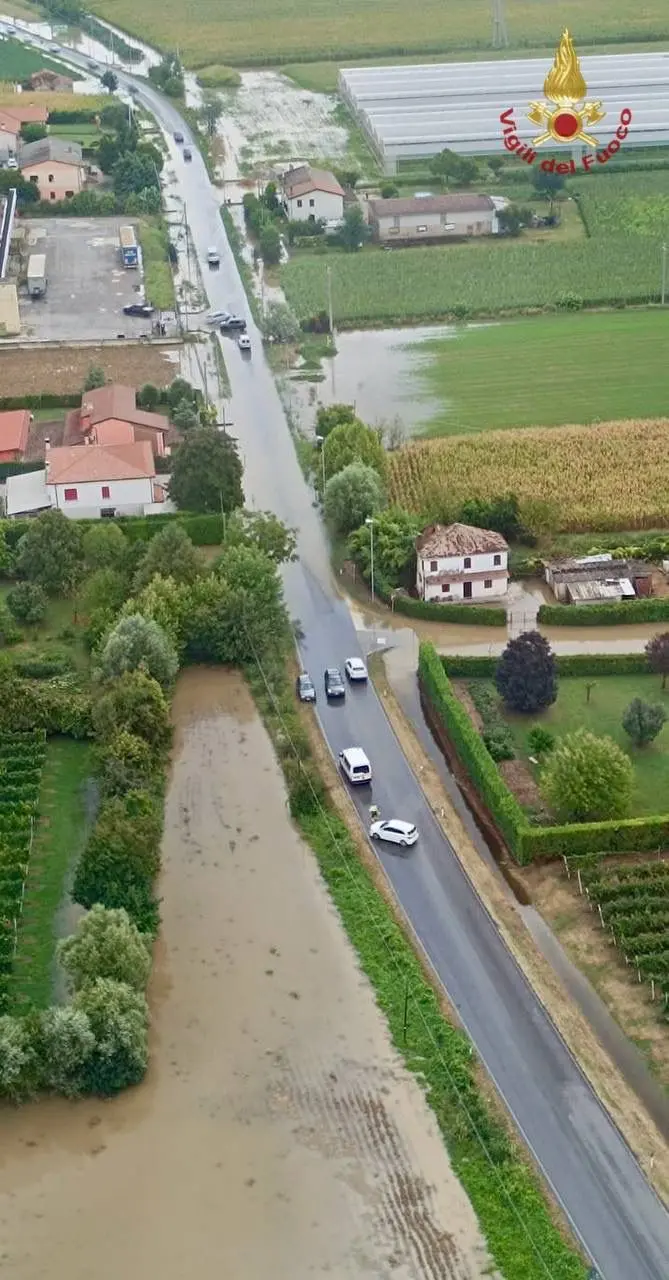 L'areo dei vigili del fuoco di Padova ha sorvolato la zona colpita dal violento maltempo tra la mezzanotte di mercoledì 20 agosto e le 10 dei giovedì 21.