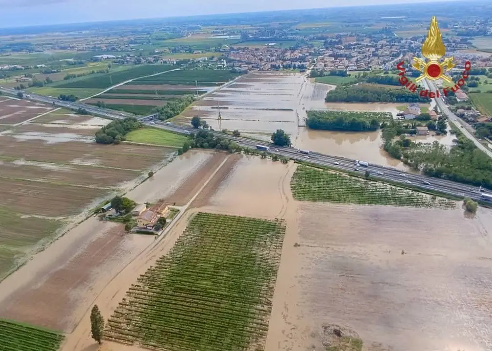 L'areo dei vigili del fuoco di Padova ha sorvolato la zona colpita dal violento maltempo tra la mezzanotte di mercoledì 20 agosto e le 10 dei giovedì 21.
