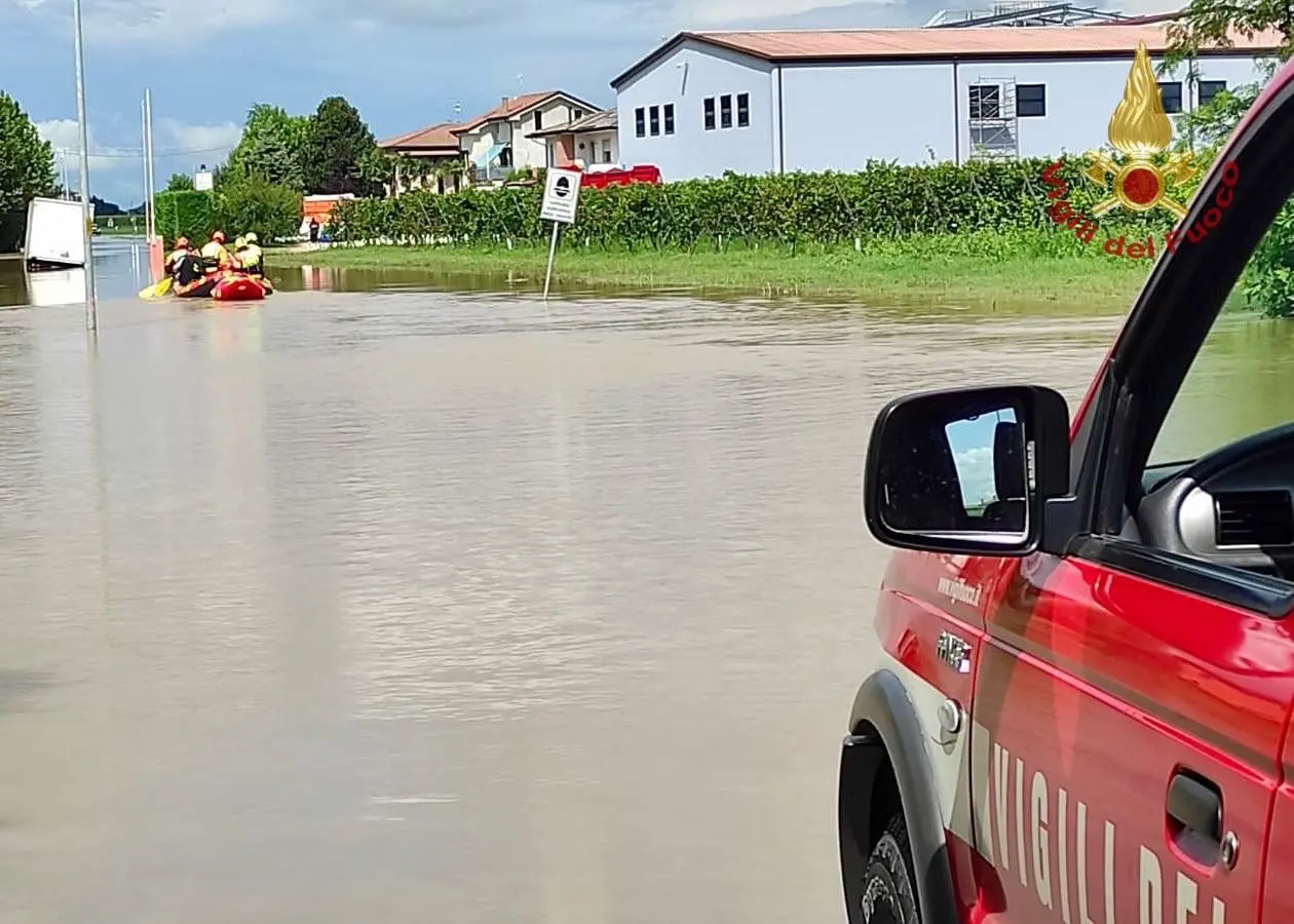 L'areo dei vigili del fuoco di Padova ha sorvolato la zona colpita dal violento maltempo tra la mezzanotte di mercoledì 20 agosto e le 10 dei giovedì 21. Ecco le immagini. In coda un intervento da terra