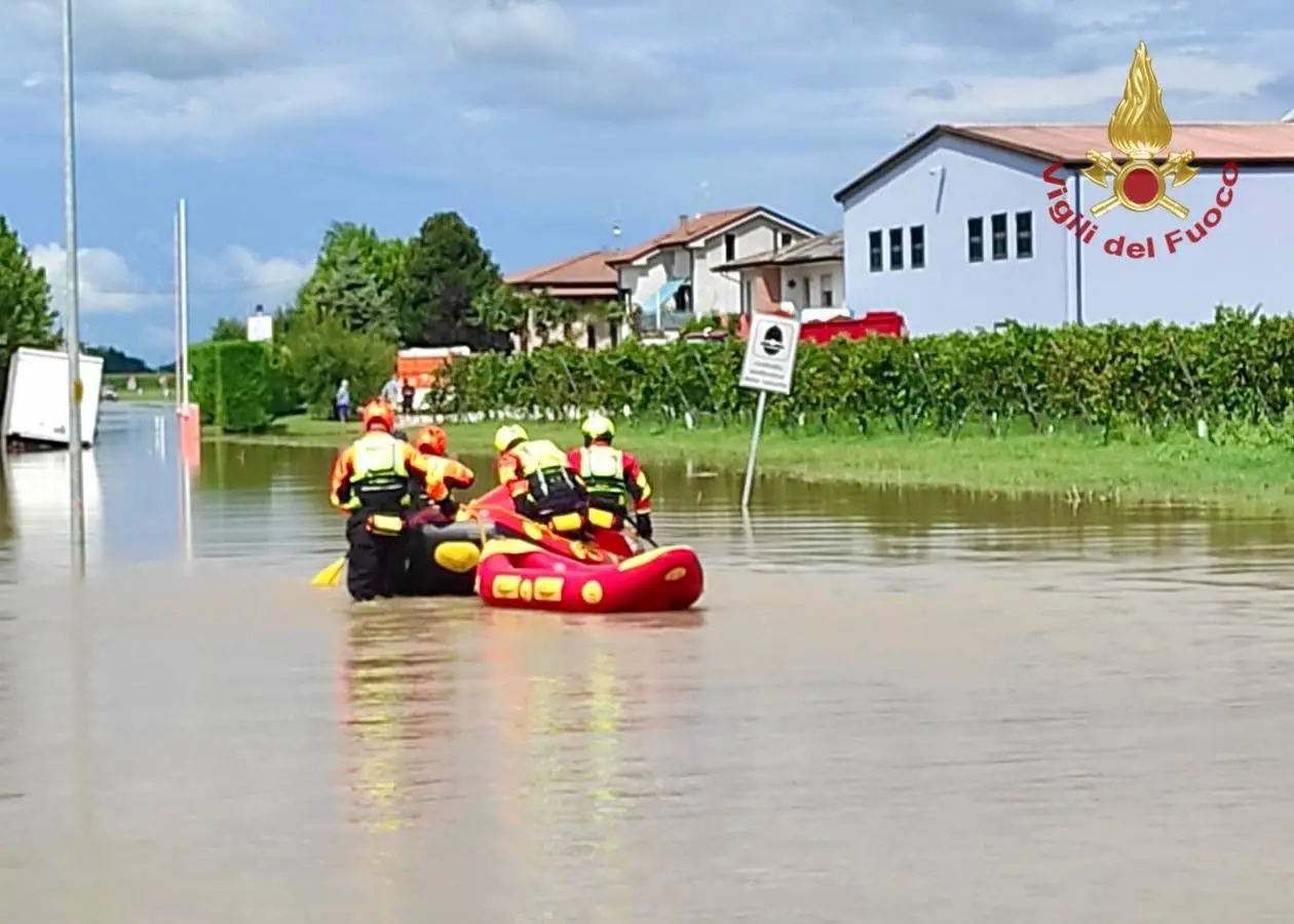 L'areo dei vigili del fuoco di Padova ha sorvolato la zona colpita dal violento maltempo tra la mezzanotte di mercoledì 20 agosto e le 10 dei giovedì 21. Ecco le immagini. In coda un intervento da terra