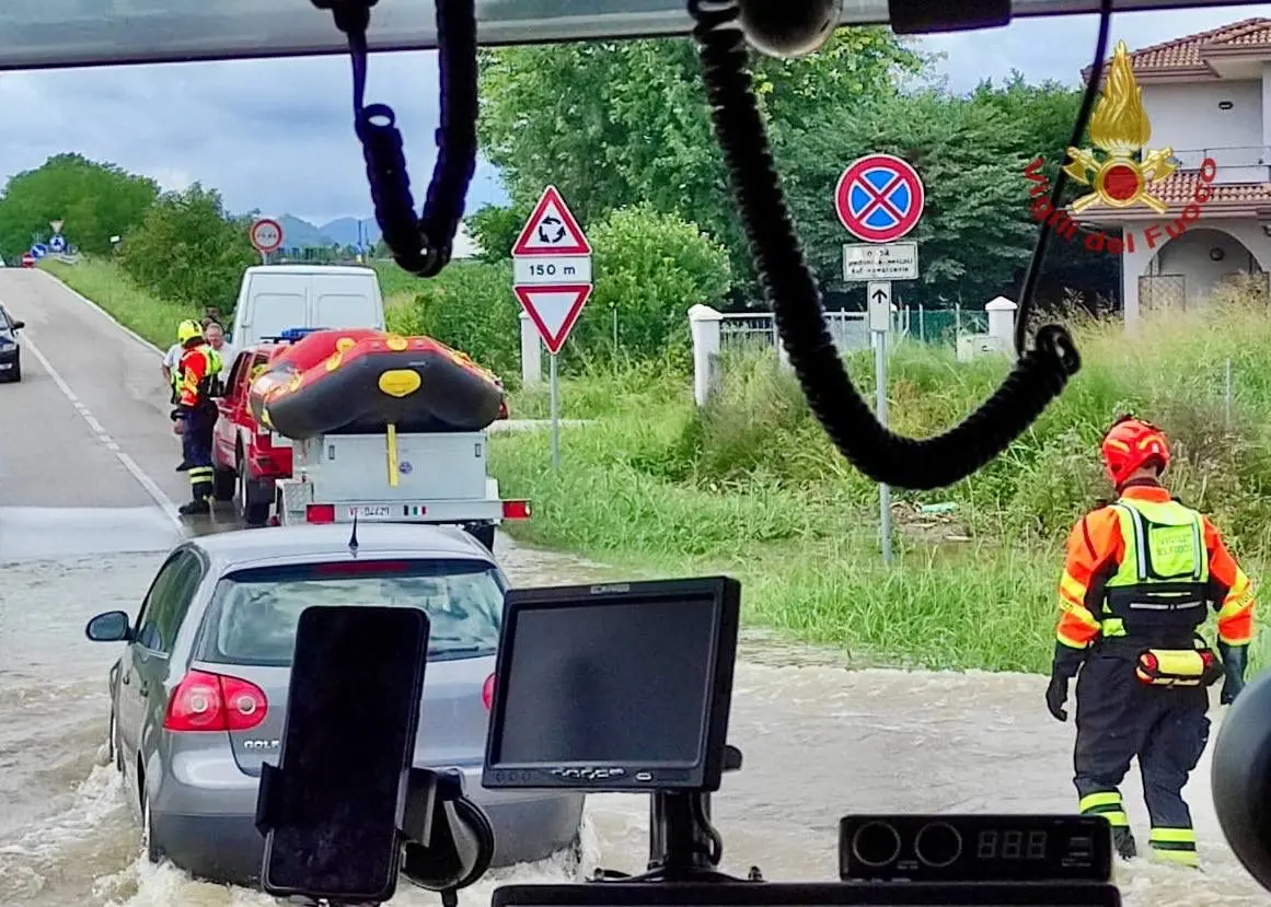 L'areo dei vigili del fuoco di Padova ha sorvolato la zona colpita dal violento maltempo tra la mezzanotte di mercoledì 20 agosto e le 10 dei giovedì 21. Ecco le immagini. In coda un intervento da terra