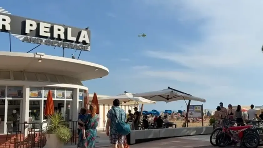 Il luogo del malore e l'intervento dell'elisoccorso a Lignano