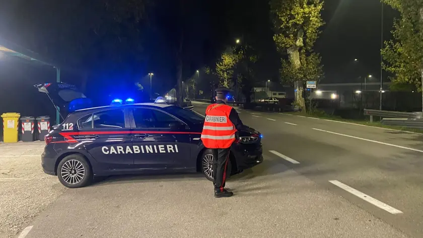 Un posto di blocco notturno. Il carabiniere fuori servizio aveva disturbato i colleghi al lavoro