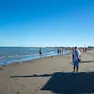 Giovane donna aggredita da un cane libero in spiaggia a Sottomarina
