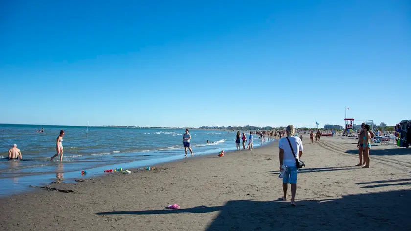 Giovane donna aggredita da un cane libero in spiaggia a Sottomarina