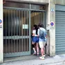 Alcuni ospiti del B&b entrano nel condominio in via Jappelli a Padova