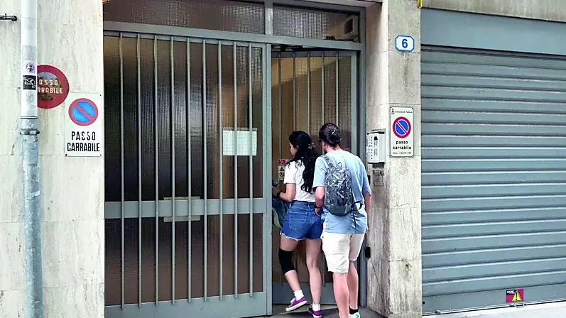 Alcuni ospiti del B&b entrano nel condominio in via Jappelli a Padova