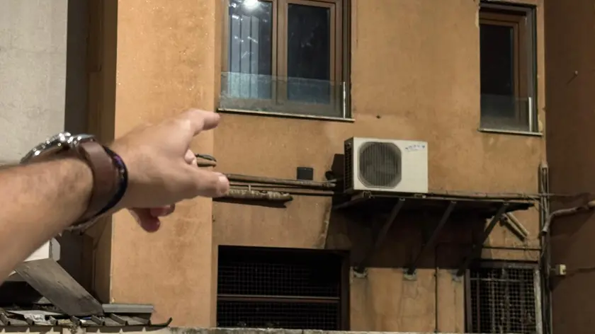 La pensilina che ha salvato il bimbo caduto dal quinto piano