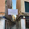 Lo striscione appeso in calle