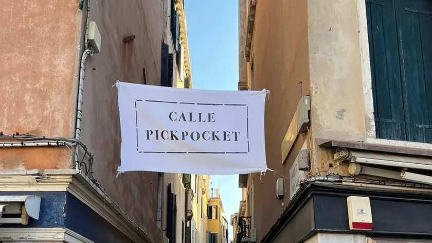 Lo striscione appeso in calle