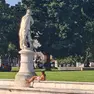 Un giovane in mutande prende il sole in Prato della Valle a Padova