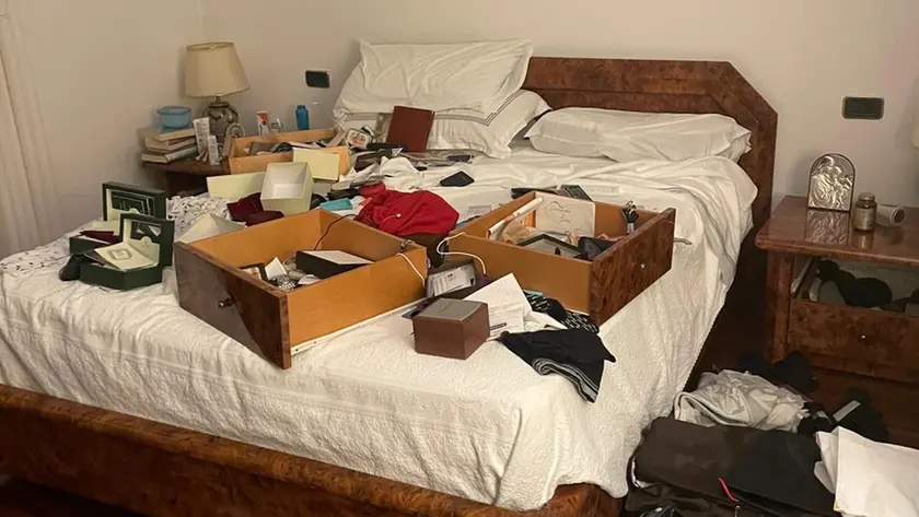 La stanza da letto messa a soqquadro dai ladri