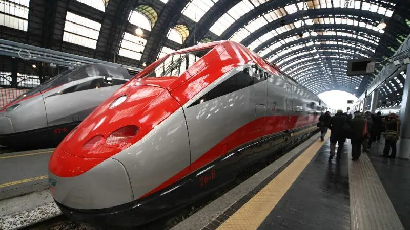 Un treno Frecciargento fermo in stazione