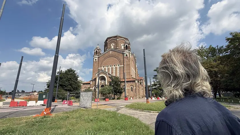 I pali del tram davanti alla Chiesa della Pace a Padova