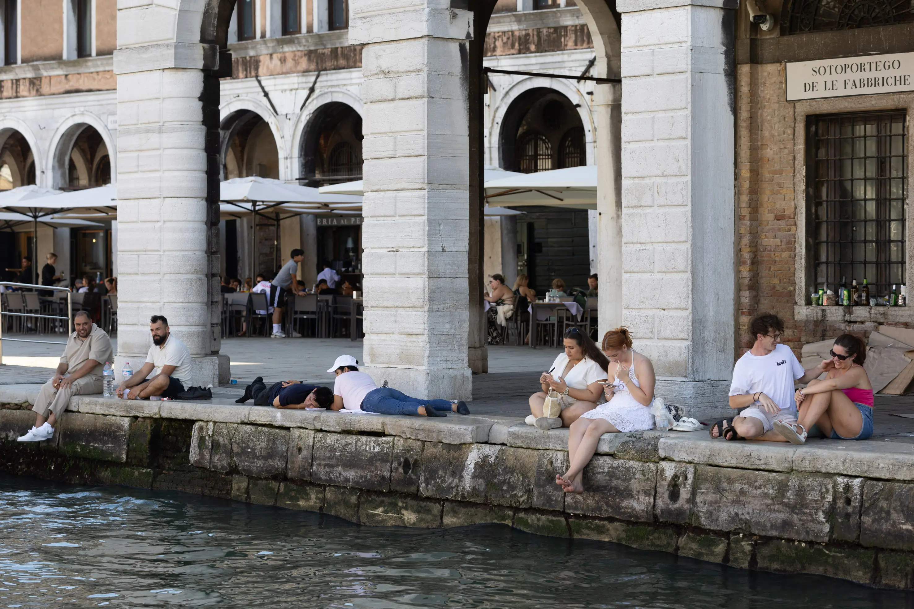 Dal bagno in topless della cittadina austriaca fino ad arrivare ai bagni di sole in Prato della Valle: ecco le immagini che raccontano l'edizione "estate 2025 in Veneto" del turismo cafone.