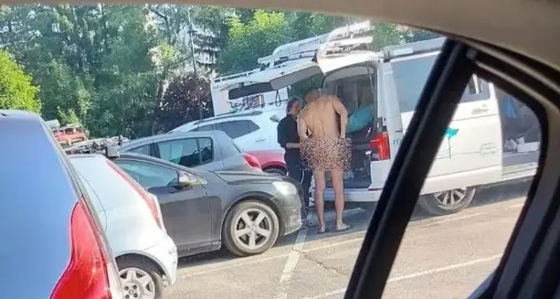 Dal bagno in topless della cittadina austriaca fino ad arrivare ai bagni di sole in Prato della Valle: ecco le immagini che raccontano l'edizione "estate 2025 in Veneto" del turismo cafone.