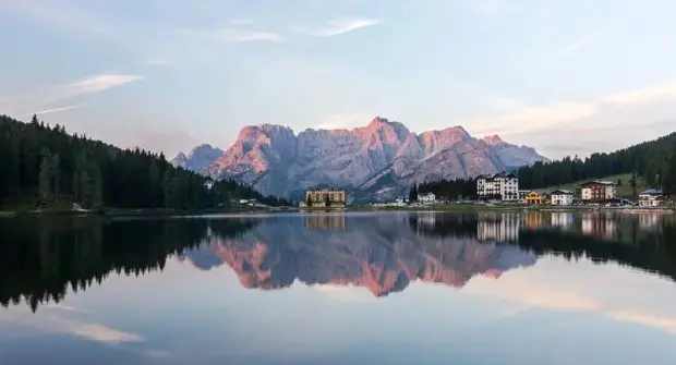 Dal bagno in topless della cittadina austriaca fino ad arrivare ai bagni di sole in Prato della Valle: ecco le immagini che raccontano l'edizione "estate 2025 in Veneto" del turismo cafone.