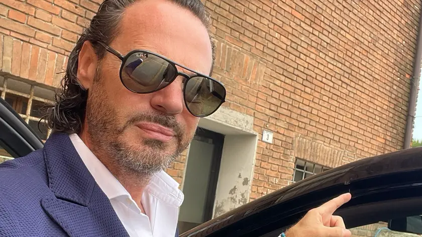 Il sindaco Elvy Bentani che indica il danno procurato alla sua auto