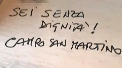 Uno dei messaggi affissi dall'amante in giro per il paese