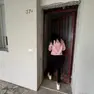 Di spalle, la donna che ha occupato la casa