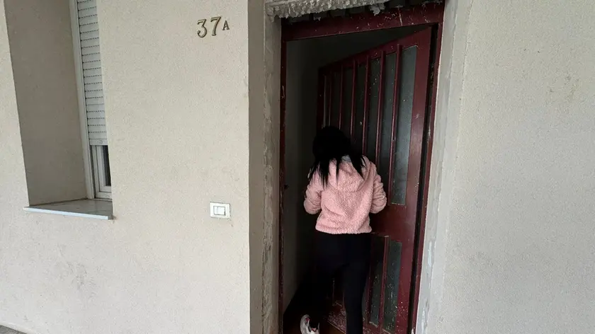 Di spalle, la donna che ha occupato la casa