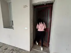 Di spalle, la donna che ha occupato la casa
