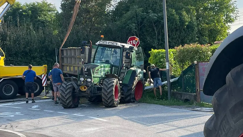 Il trattore fuori strada sulla regionale 307