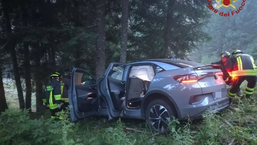 I vigili del fuoco impegnati nel recupero dell'auto