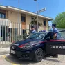 Una pattuglia davanti alla stazione dei carabinieri di Casale di Scodosia