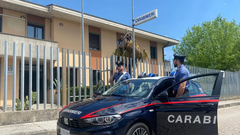 Una pattuglia davanti alla stazione dei carabinieri di Casale di Scodosia