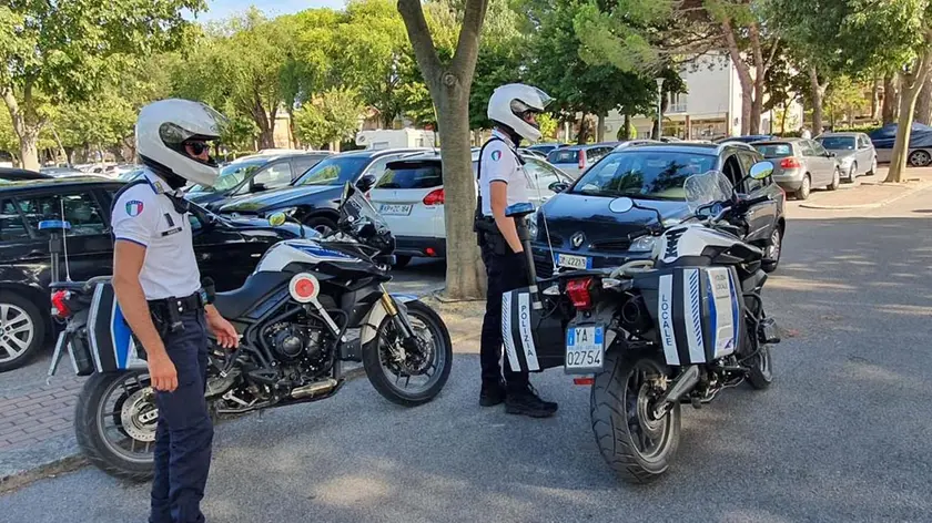 Agenti della polizia locale di Bibione durante un servizio di pattugliamento