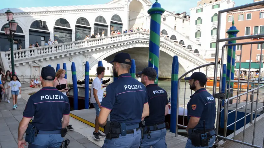 Una pattuglia in servizio anti scippo della polizia di Stato in servizio a Rialto