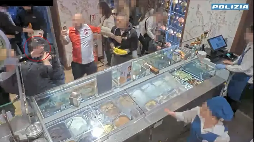 I due ultrà violenti in azione nel bar dopo la partita con cui il Padova si è assicurato la promozione in B