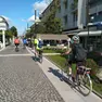 Ciclisti corrono lungo l'isola pedonale