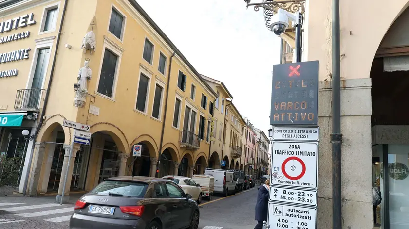 Ha il pass disabili ma non cambia la targa dell'auto: sette multe in Ztl a Padova