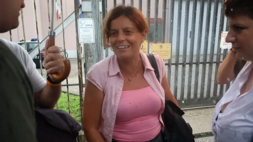 Ilaria Salis fuori dal carcere minorile di Treviso