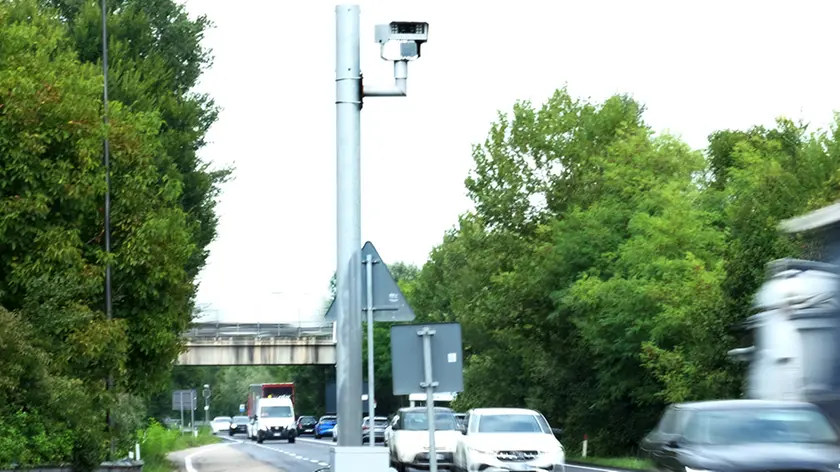 Autovelox spenti, sulla statale Sr 308 le auto schizzano a 250 Km/h