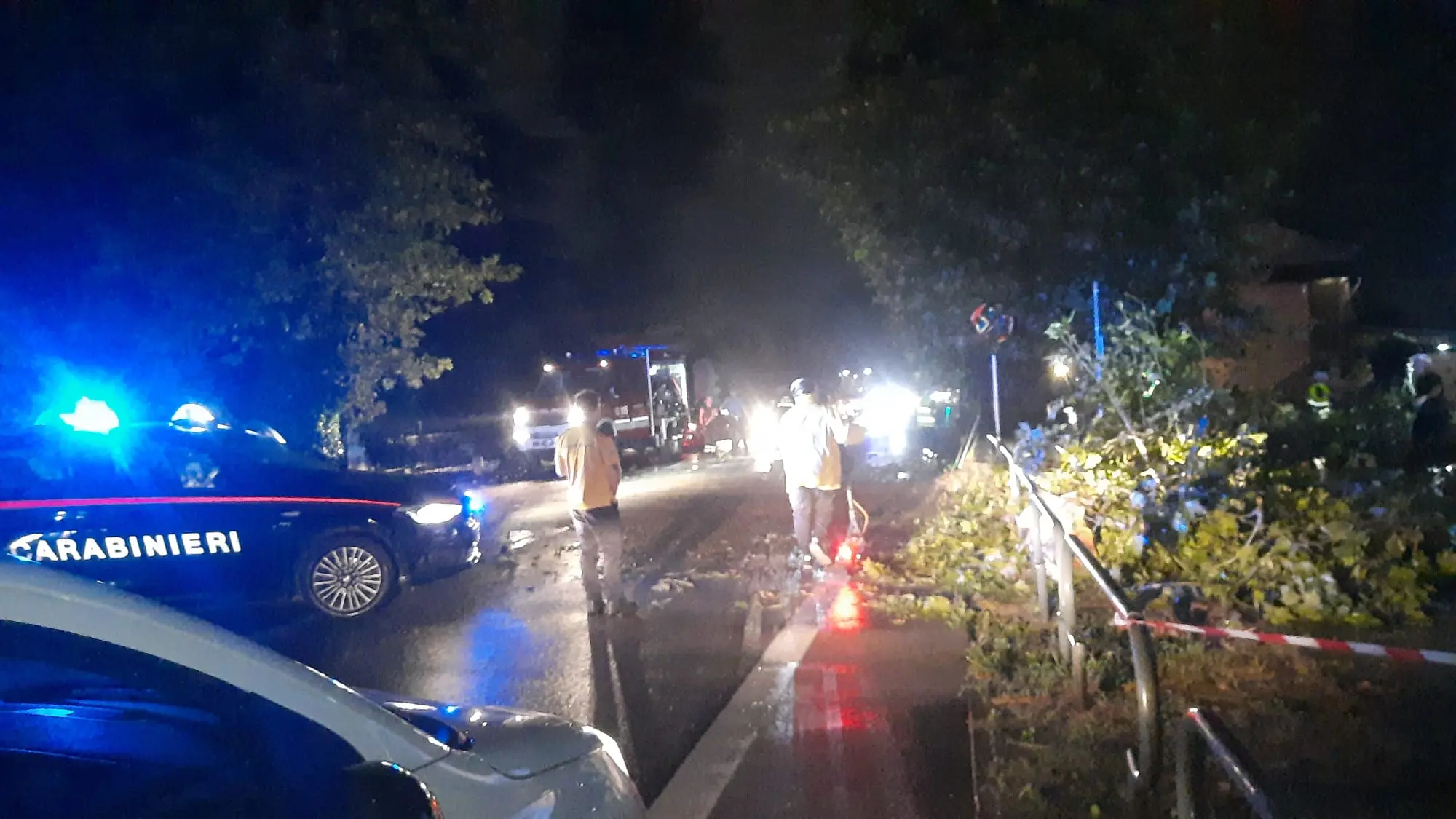 Carabinieri e vigili del fuoco in viale Felissent