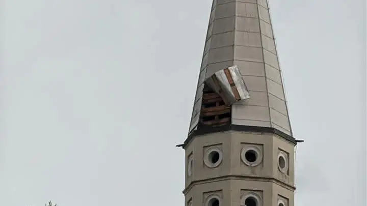 Il campanile scoperchiato della chiesa di San Martino