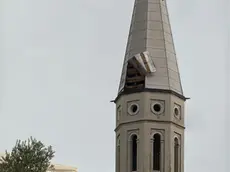 Il campanile scoperchiato della chiesa di San Martino