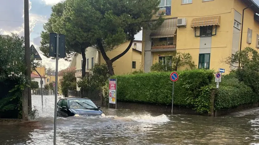 Una strada di Montegrotto sommersa dall'acqua