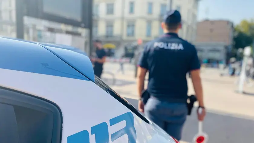 Banda di bulle insulta e ruba una stampella a una disabile a Padova