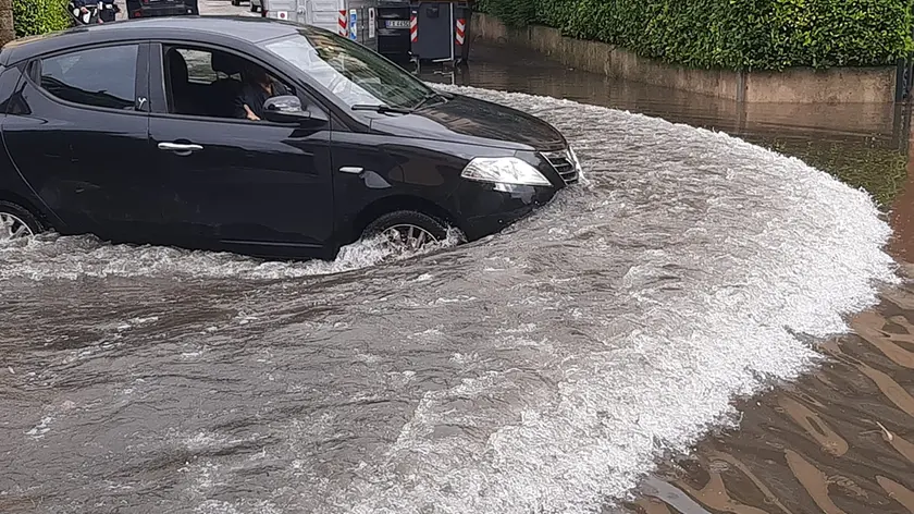 Una strada di Padova allagata