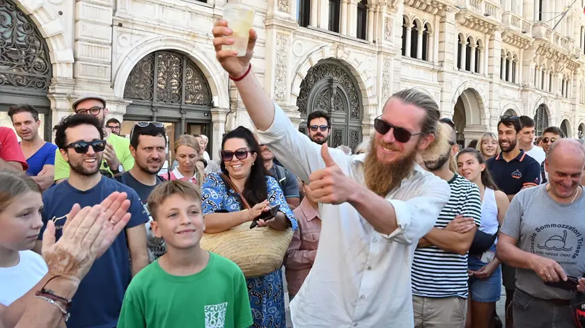 L’arrivo in piazza Unità di Nicolò tra i numerosi sostenitori (Bruni)