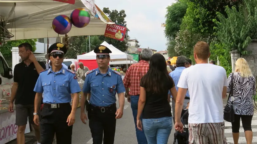 Carabinieri in pattugliamento durante la sagra