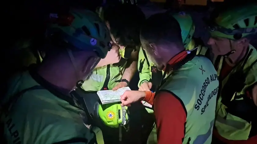 In corso le operazioni di ricerca da parte dei vigili del fuoco e soccorso alpino